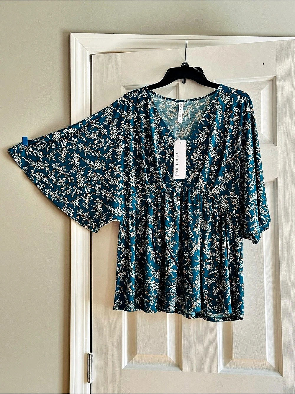 Dear Scarlett Floral Flutter Sleeve V-Neck Blouse Blue & White NWT